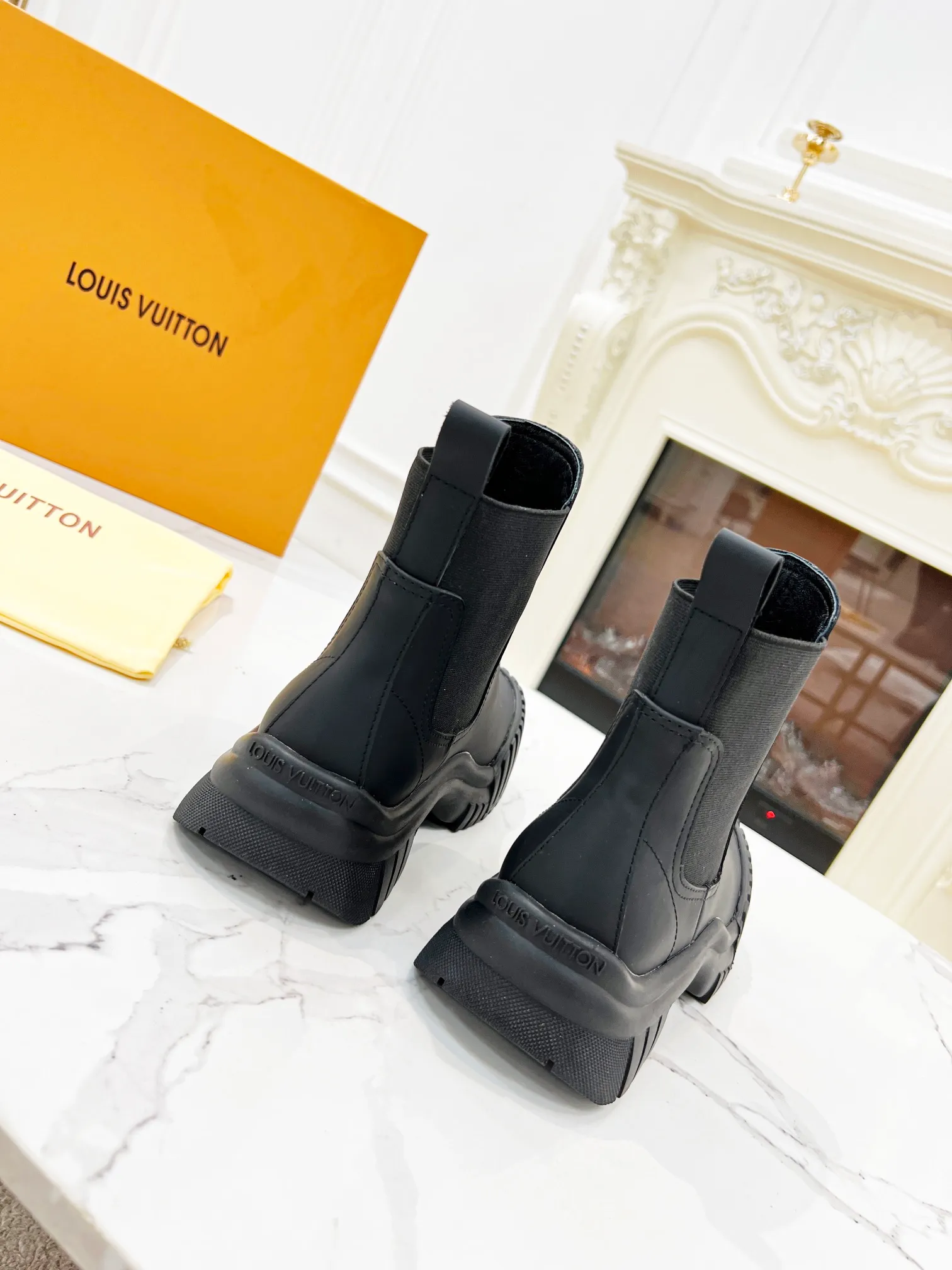 👟👟Ex-factory price 560👟👟 🔥🔥🔥Louis Vuitton 2024 catwalk new model, high-end customization, 1:1 replica, major celebrity internet celebrity catwalk style, a century-old classic, comfortable on the foot, with Louis Vuitton logo embossed leather label and wear-resistant leather outsole.  Fabric: open-edge beaded cowhide, LV presbyopic leather, black cowhide, white cowhide. Lining: sheepskin. Code number 35 to 40 (41 can be customized and non-returnable). Bosses are welcome to order.